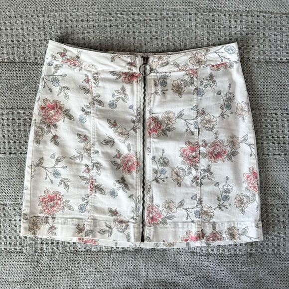 Tinseltown Dresses & Skirts - Tinseltown White Floral Skirt
